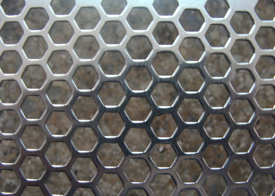 Het gegalvaniseerde Geperforeerde Hexagonale/Ronde Gat van het Metaalnetwerk 3mm - 200mm Opening