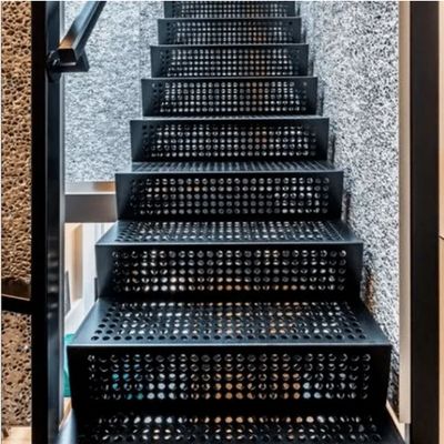 Carbon Steel Galvanized Steel Stair Treads with Stainless Steel and Aluminum Options for Outdoor Use