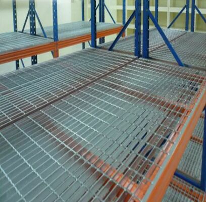Hot DIP gegalvaniseerd stalen rooster met 25 x 5 x 3 I staaftype en 30 mm lagerstaafpitch voor zware platforms
