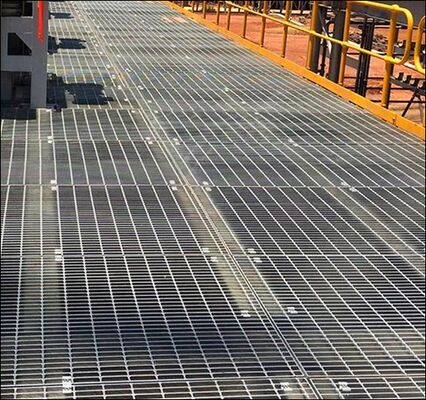 OEM aangepaste warmgegoelde gegalvaniseerde stalen rooster met getinte staven en 25x3 dragerstaaf voor industriële platforms