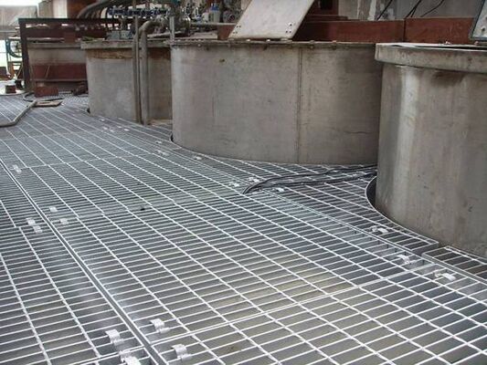 Gegalvaniseerd anti-slip staal rooster industrieel platform met aanpasbare maten