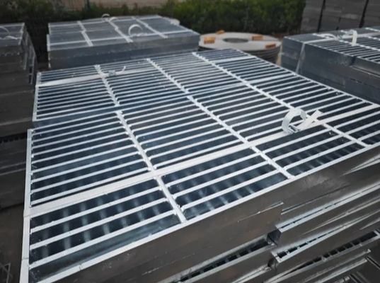 Zwaar werkend warm gedipteerd gegalvaniseerd stalen traliewerk vloerrooster Gewicht per vierkante meter