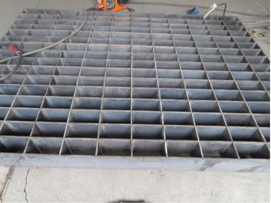 A325 Hoogwaardige Carbon Steel Weld Bar Metal Grate HDG Anti-Slip International Standard Steel Grating voor staalplatform/walkway mesh panel/vloeren