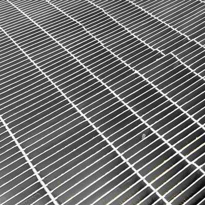 Gegalvaniseerde getande stalen roosten voor veilige en aanpasbare platformwandelpaden