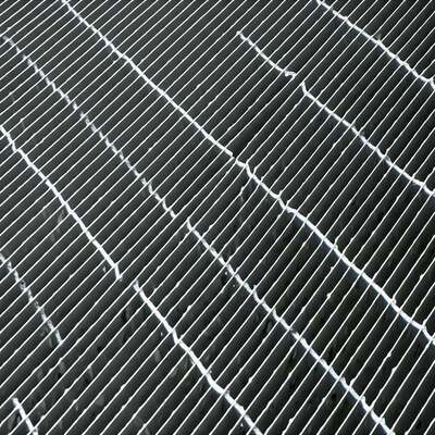 Thermisch verzinkt stalen roosterplatform met anticorrosie-eigenschappen en aanpasbare ontwerpen voor industrieel gebruik