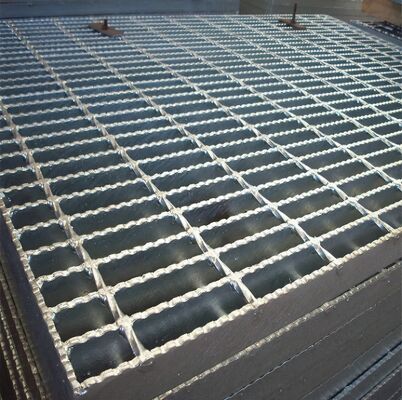 OEM aangepaste warmgegoelde gegalvaniseerde stalen rooster met getinte staven en 25x3 dragerstaaf voor industriële platforms