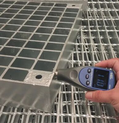 OEM aangepaste warmgegoelde gegalvaniseerde stalen rooster met getinte staven en 25x3 dragerstaaf voor industriële platforms