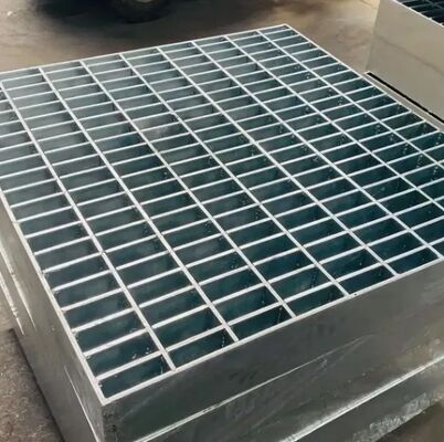 Gegalvaniseerd anti-glijstaal roosterplatform met aanpasbare afmetingen voor wandelpaden en industrieel gebruik