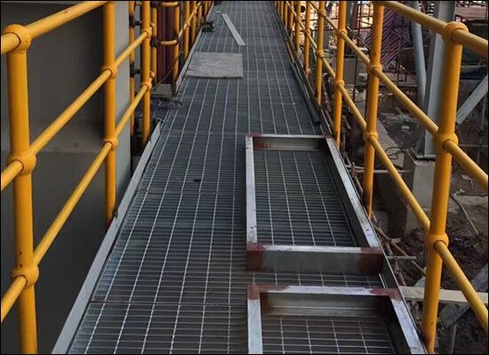 Gegalvaniseerd anti-slip staal rooster industrieel platform met aanpasbare maten
