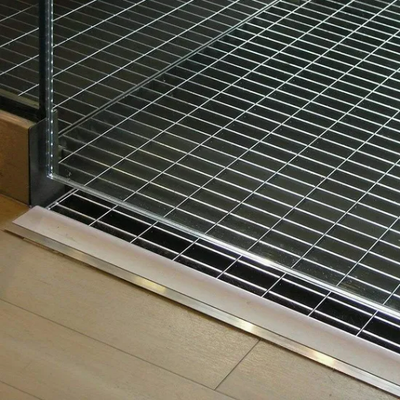Thermisch verzinkt stalen rooster met draagstaaf van 25x5 mm en gekartelde stijl voor industriële looppaden