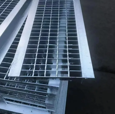 Thermisch verzinkt stalen rooster met draagstaaf van 25x5 mm en gekartelde stijl voor industriële looppaden