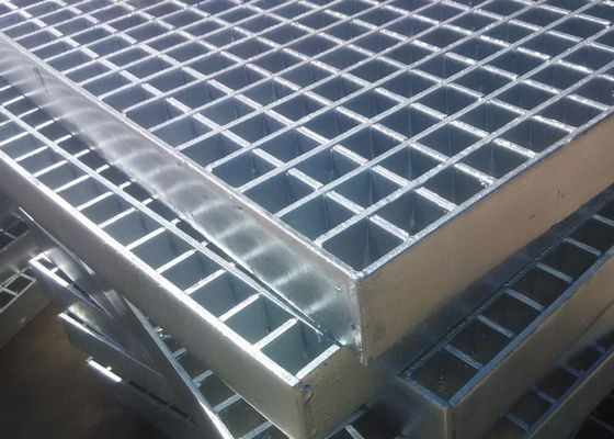 70mm x 6mm Industriële Grating van het Vloerroosters Gegalvaniseerde Staal Platform Dwarsbar 8mm x 8mm
