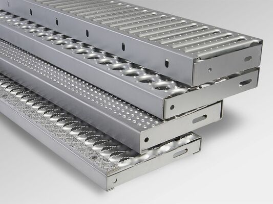 Hot DIP gegalvaniseerde staaltrappen met 25 x 3 tot 100 x 8 lagers en ANSI/NAAMM-standaard voor trappen