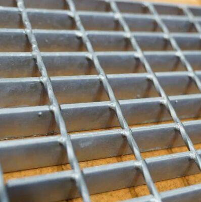 Hot Dip Galvanizing Serrated Plain Bar Carbon Steel Grating voor zware lading toepassingen
