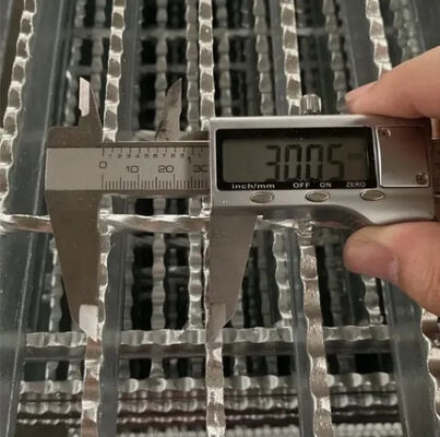 40X5mm Getande pers-vergrendelde stalen roosters met thermisch verzinken voor antisliptoepassingen