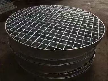 Q235 Carbon Steel Walking Steel Grating met Hot Dip Galvanized en Serrated oppervlak voor hoge sterkte en duurzaamheid